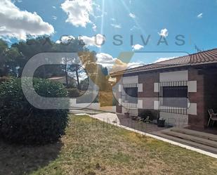 Vista exterior de Casa adosada en venda en Batres amb Calefacció, Jardí privat i Terrassa