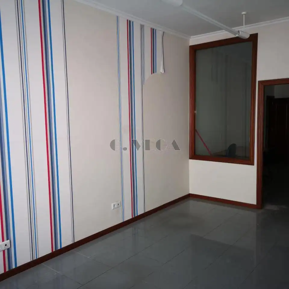 Habitación de Local en venta en Vigo 