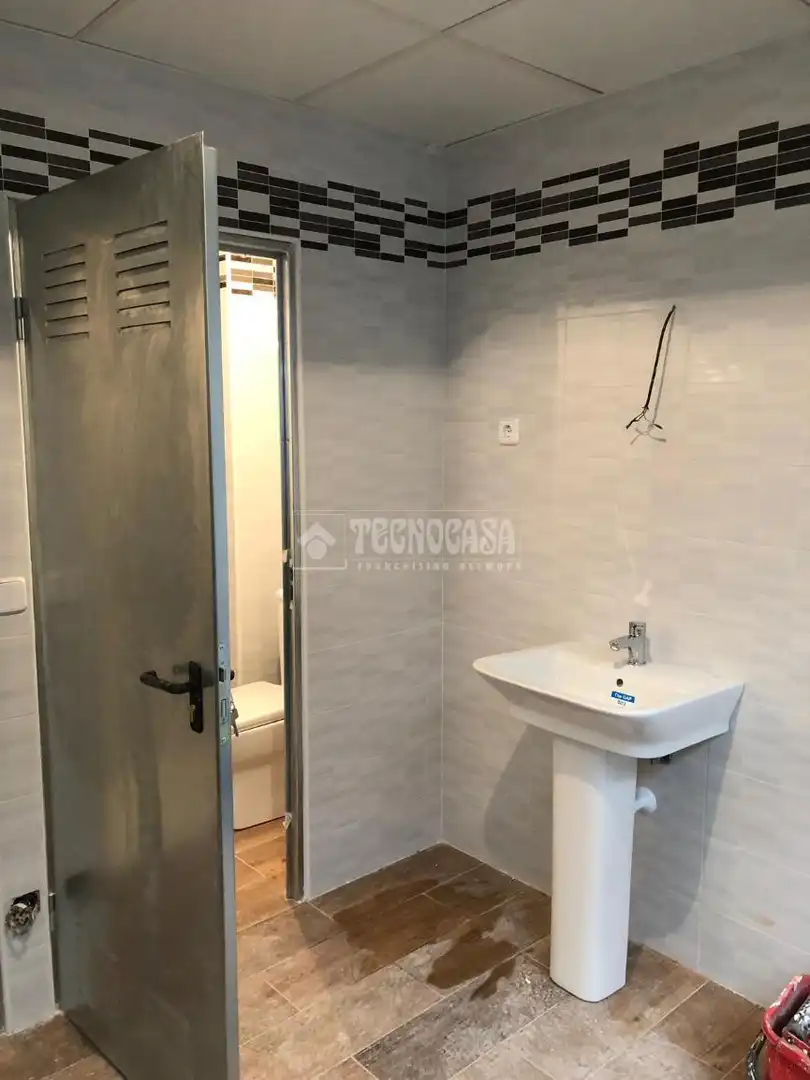 Bany de Edifici en venda en Madrid amb Alarma