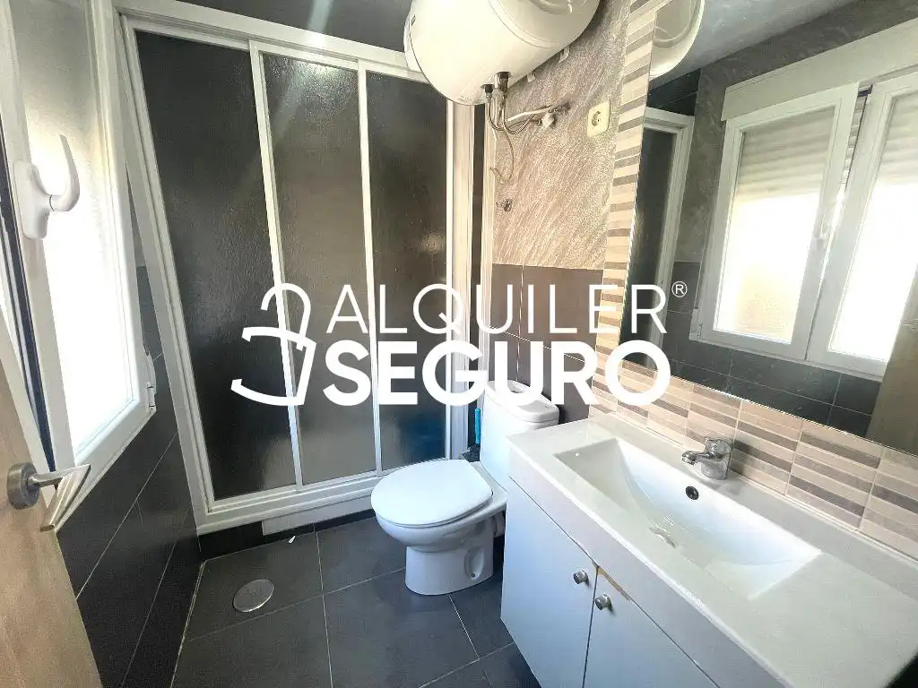 Badezimmer von Wohnung zur Miete in Madrid mit Möbliert