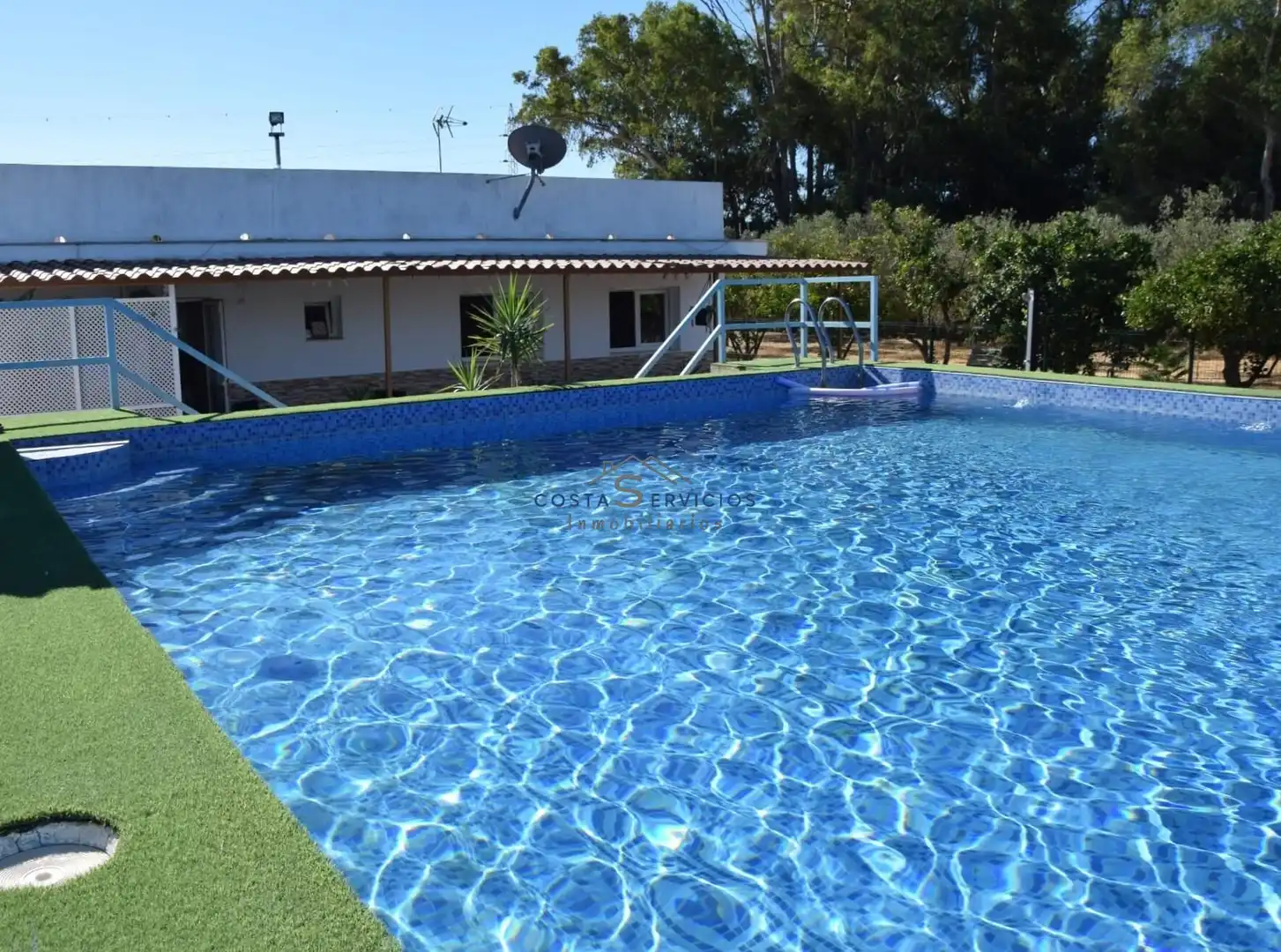 Piscina de Finca rústica en venda en Gibraleón amb Aire condicionat, Terrassa i Piscina