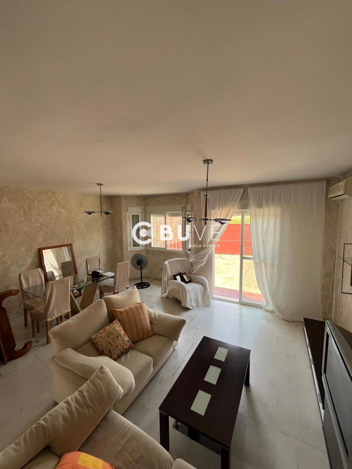 Sala d'estar de Casa adosada en venda en Espartinas amb Aire condicionat, Calefacció i Jardí privat