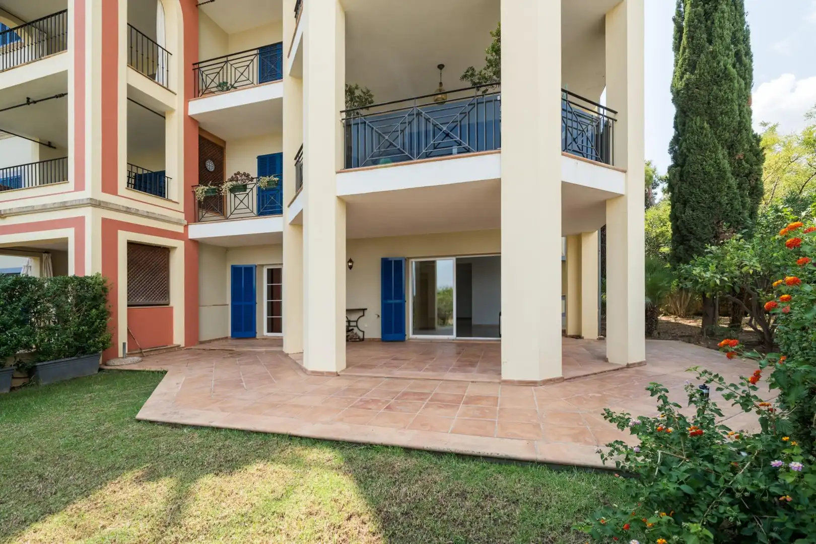 Vista exterior de Planta baixa en venda en Calvià amb Terrassa i Piscina comunitària