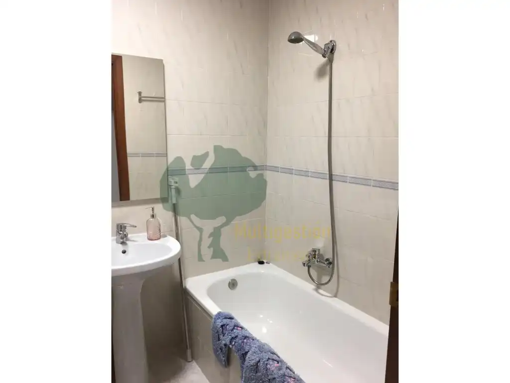 Badezimmer von Wohnung zur Miete in Cáceres