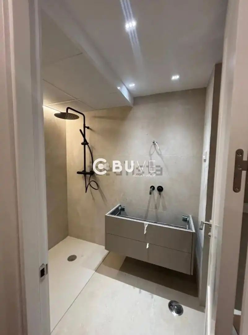 Bathroom of Flat for sale in Madrid  with Air Conditioner, Heating and Parquet flooring