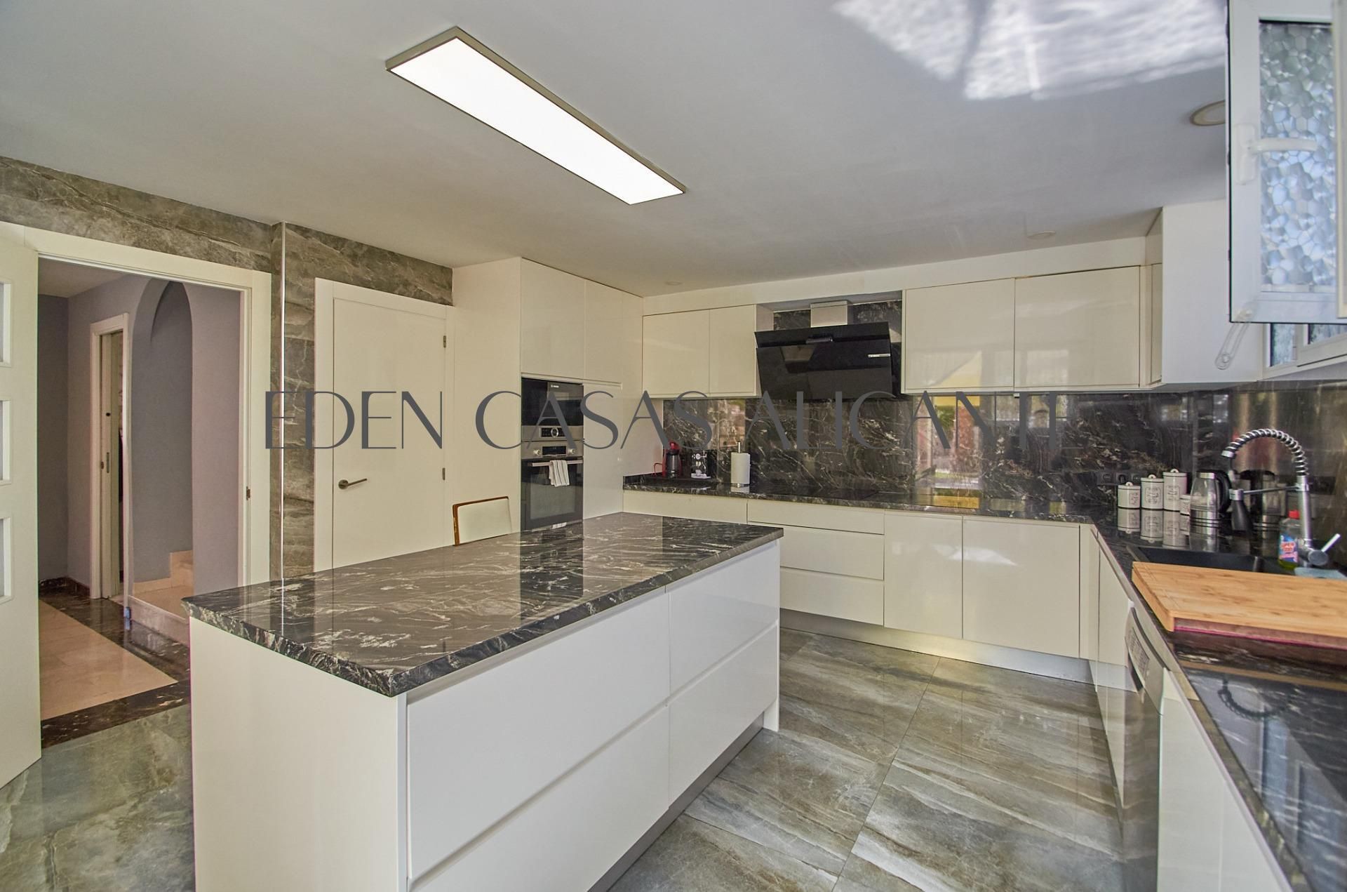Cocina de Casa o chalet en venta en Mutxamel con Aire acondicionado, Calefacción y Jardín privado