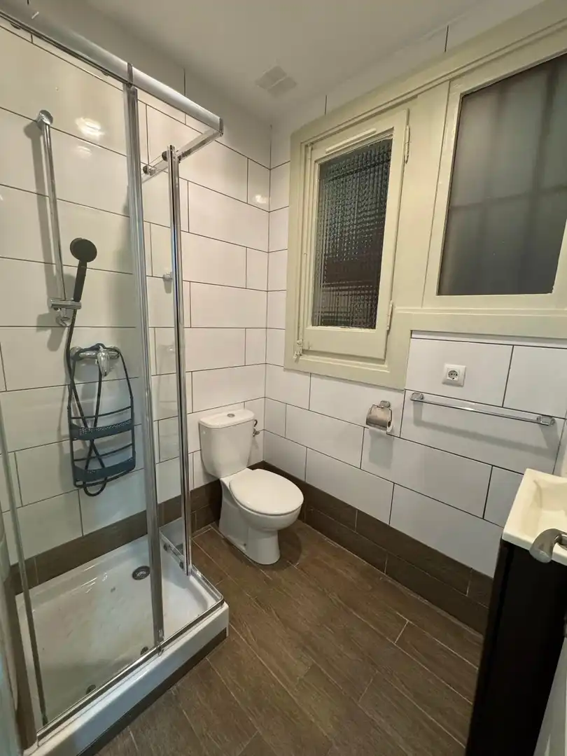 Badezimmer von Erdgeschoss zur Miete in Barcelona mit Klimaanlage