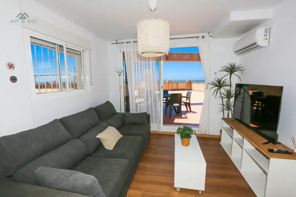 Sala d'estar de Àtic de lloguer en Almuñécar amb Aire condicionat, Terrassa i Moblat