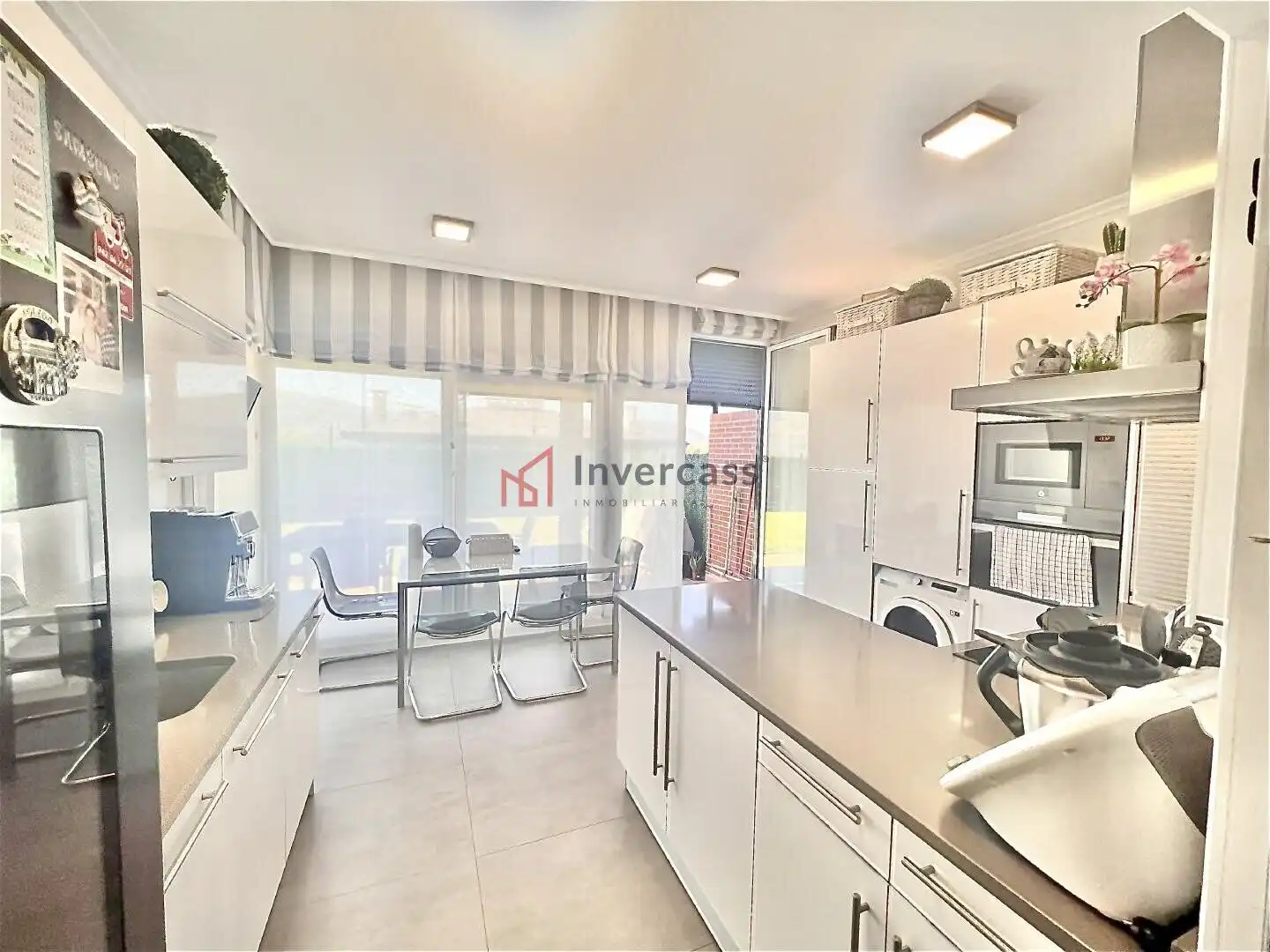Cocina de Casa adosada en venta en Castro-Urdiales con Jardín privado, Trastero y Piscina comunitaria