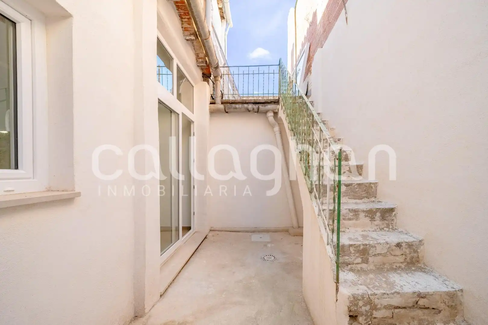 Vista exterior de Planta baixa en venda en Burjassot amb Terrassa i Moblat