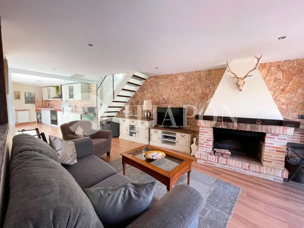 Sala d'estar de Casa o xalet en venda en Alella amb Jardí privat, Terrassa i Traster