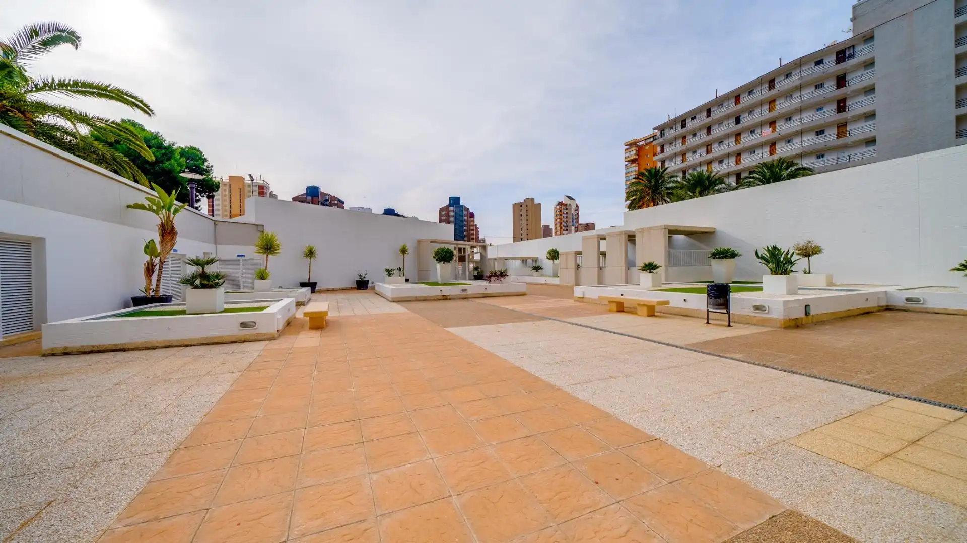 Terraza de Apartamento de alquiler en Benidorm con Aire acondicionado, Calefacción y Jardín privado