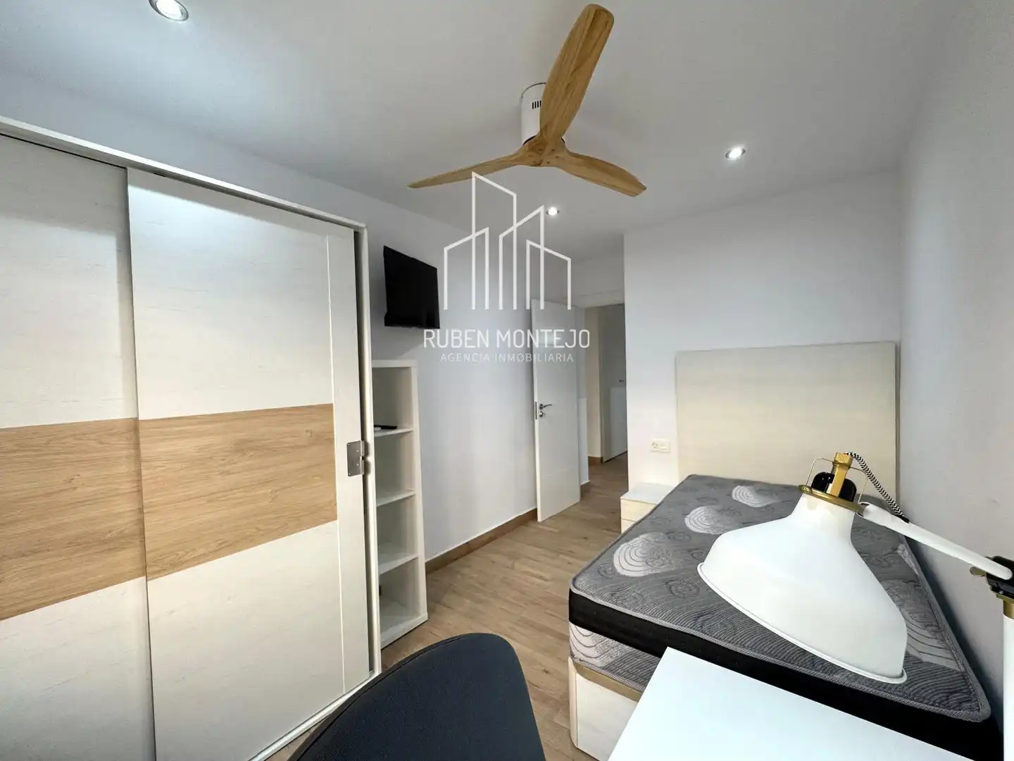 Room in Avenida de Portugal 141 3ºF, 141, Carmelitas