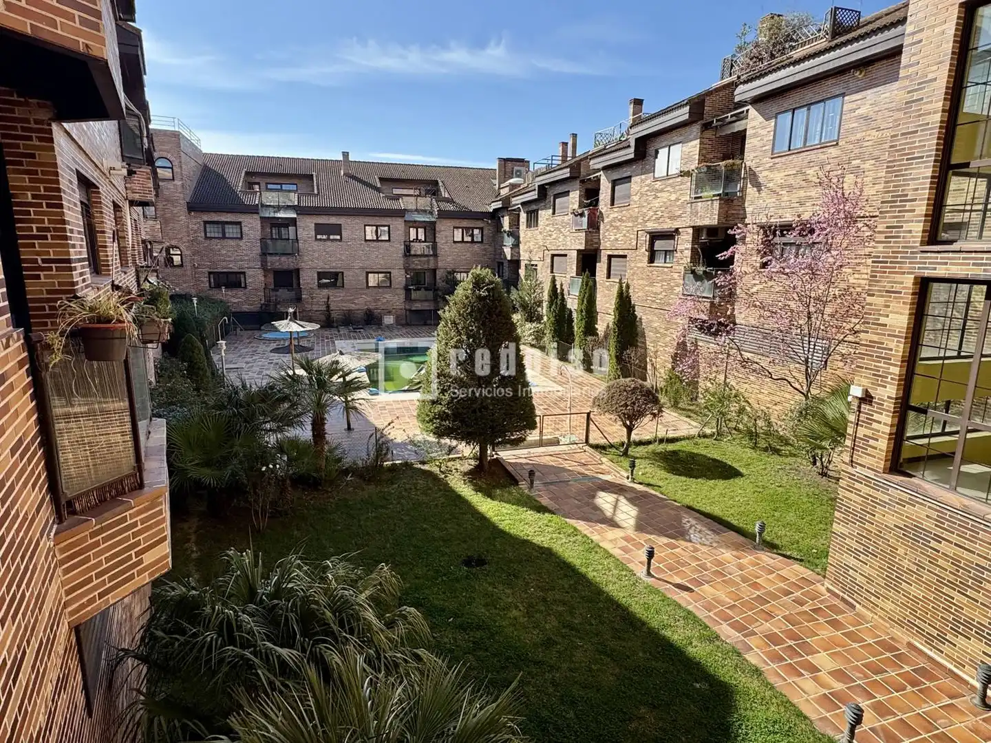 Vista exterior de Apartament en venda en El Escorial amb Calefacció, Jardí privat i Terrassa