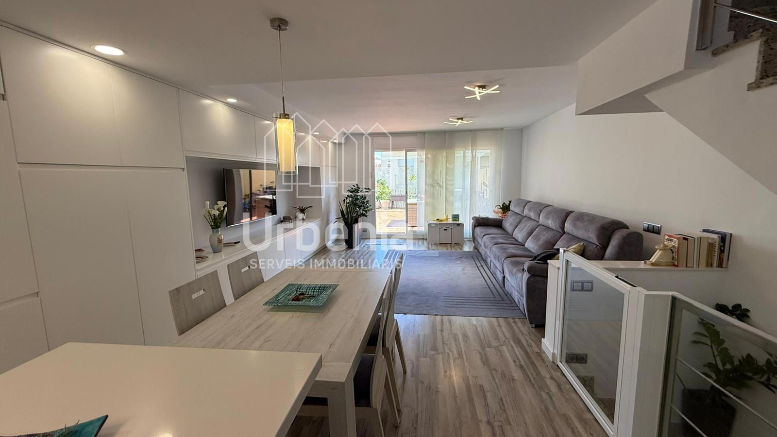 Sala d'estar de Casa o xalet en venda en Pineda de Mar amb Calefacció, Terrassa i Moblat