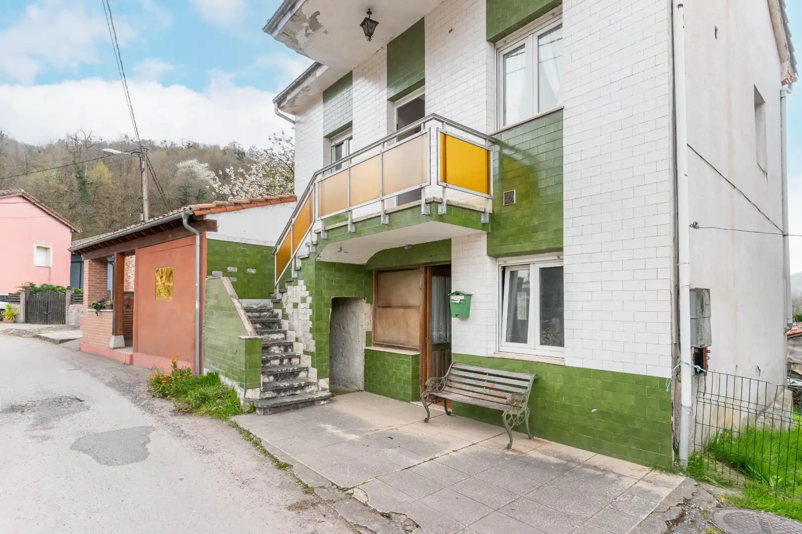 Vista exterior de Casa o xalet en venda en Laviana amb Calefacció, Jardí privat i Terrassa