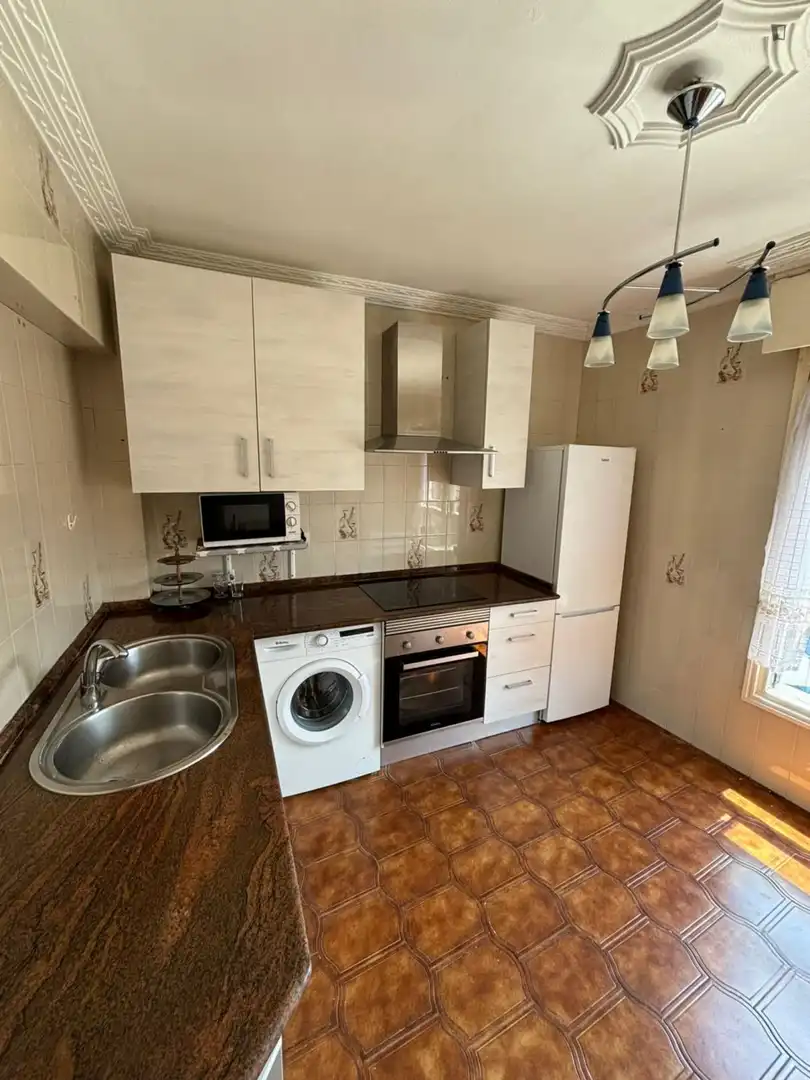 Cuina de Apartament per a compartir en Barakaldo  amb Moblat, Forn i Rentadora