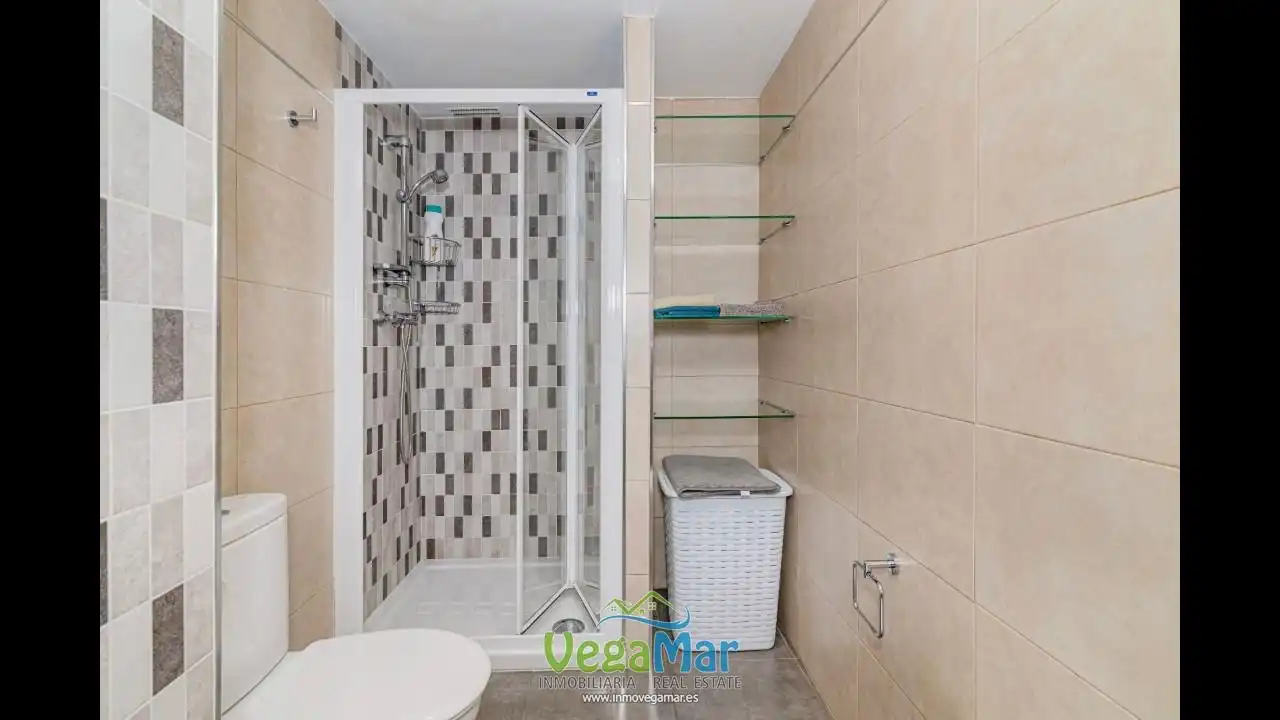 Badezimmer von Erdgeschoss zum Verkauf in Almuñécar mit Terrasse und Möbliert