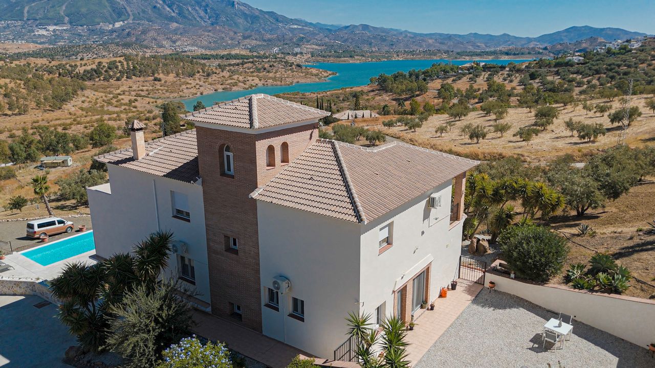 Vista exterior de Casa o xalet en venda en Viñuela amb Aire condicionat, Terrassa i Piscina