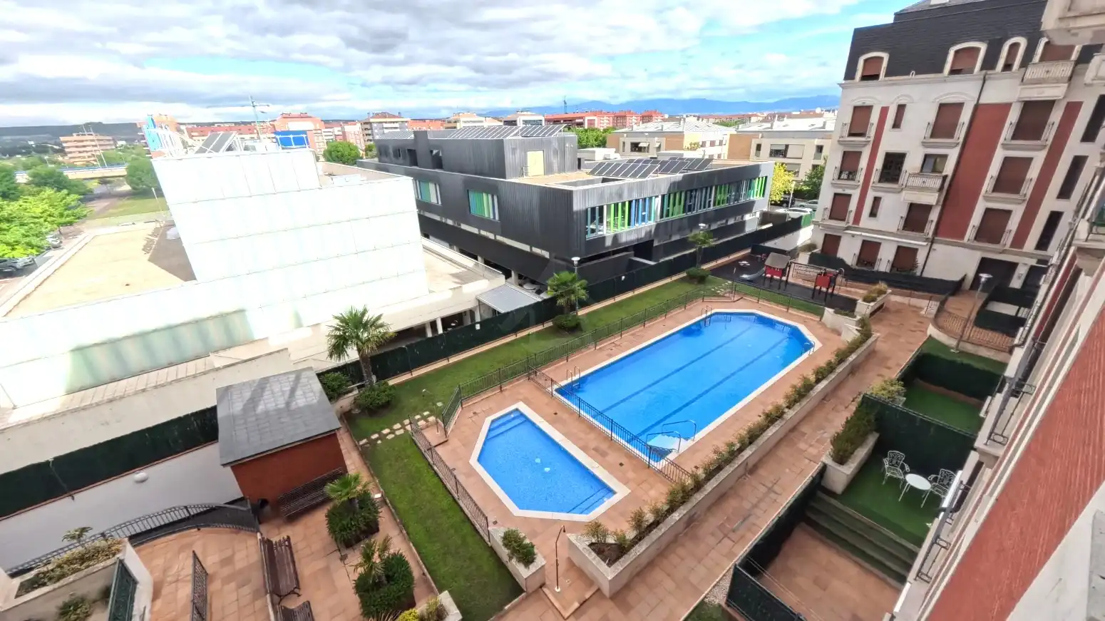Piscina de Piso de alquiler en  Logroño con Aire acondicionado, Calefacción y Jardín privado