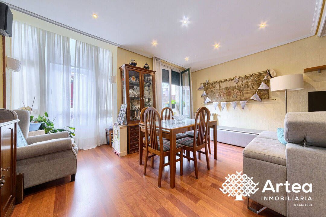 Menjador de Pis en venda en Bilbao  amb Calefacció, Moblat i Balcó