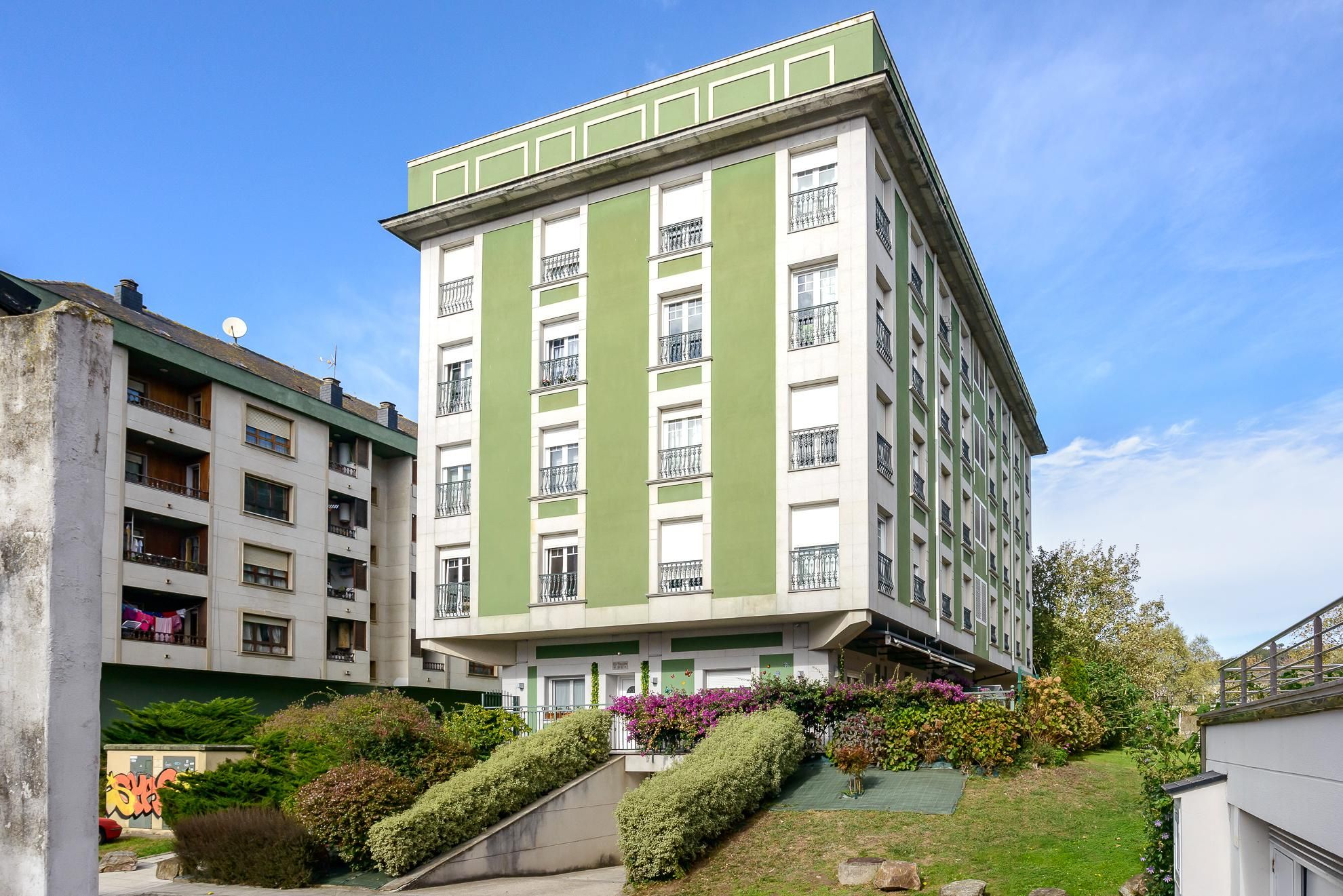 Vista exterior de Àtic en venda en Navia amb Calefacció i Parquet
