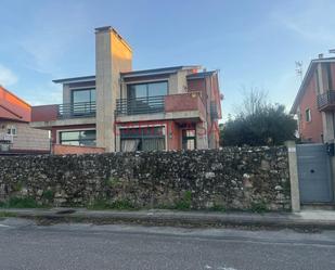 Vista exterior de Casa adosada en venda en Tomiño amb Calefacció, Jardí privat i Terrassa