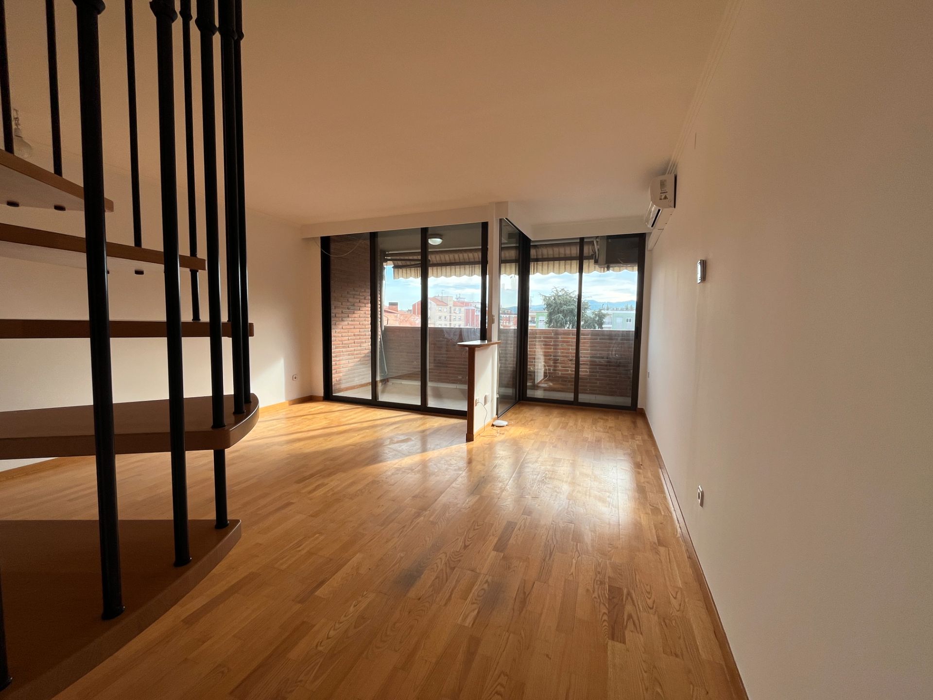 Sala d'estar de Dúplex de lloguer en Sant Cugat del Vallès amb Aire condicionat, Calefacció i Parquet