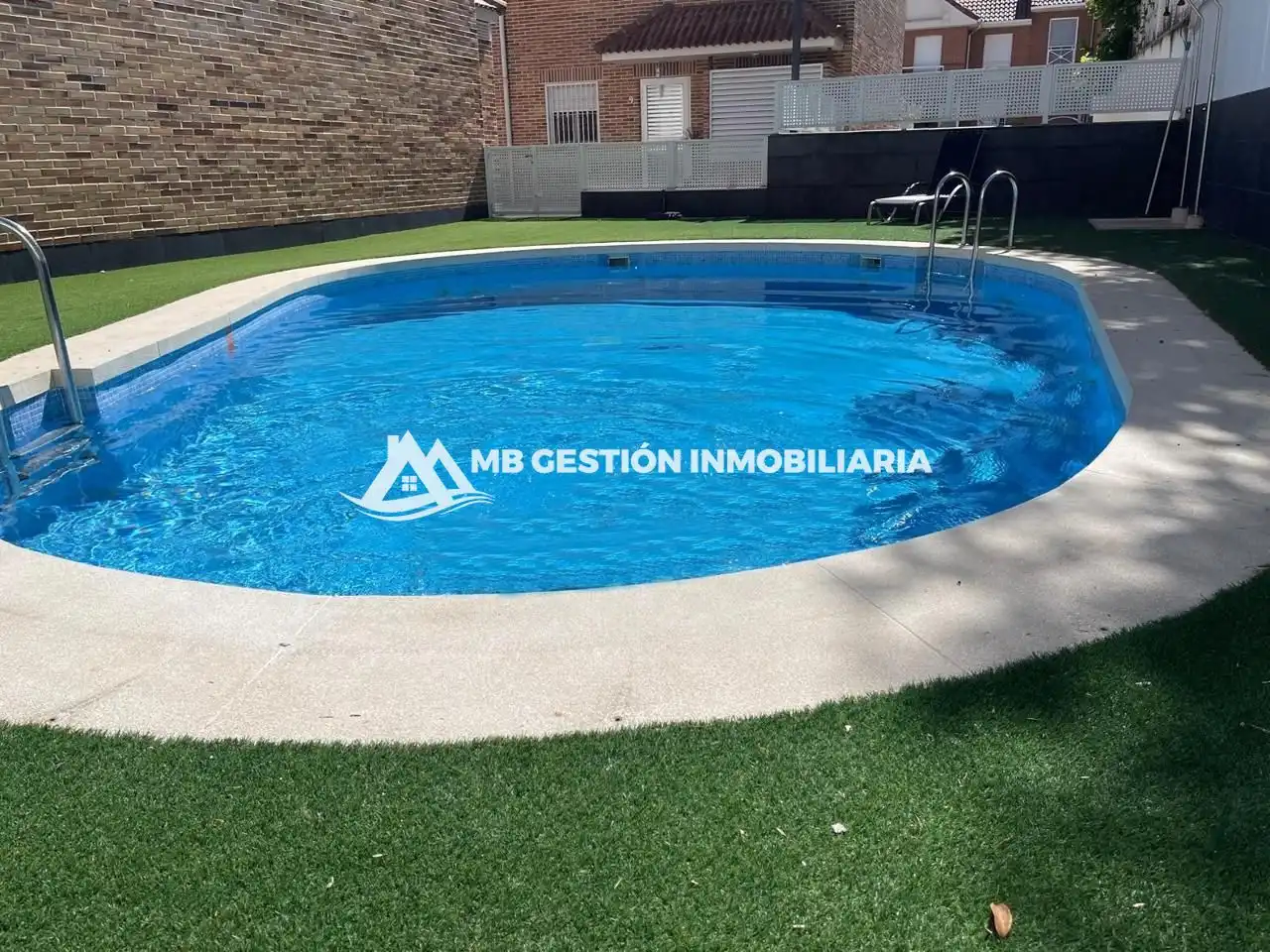 Swimming pool of Detached homes for sale in Fuenlabrada  with Air Conditioner, Heating and Private garden