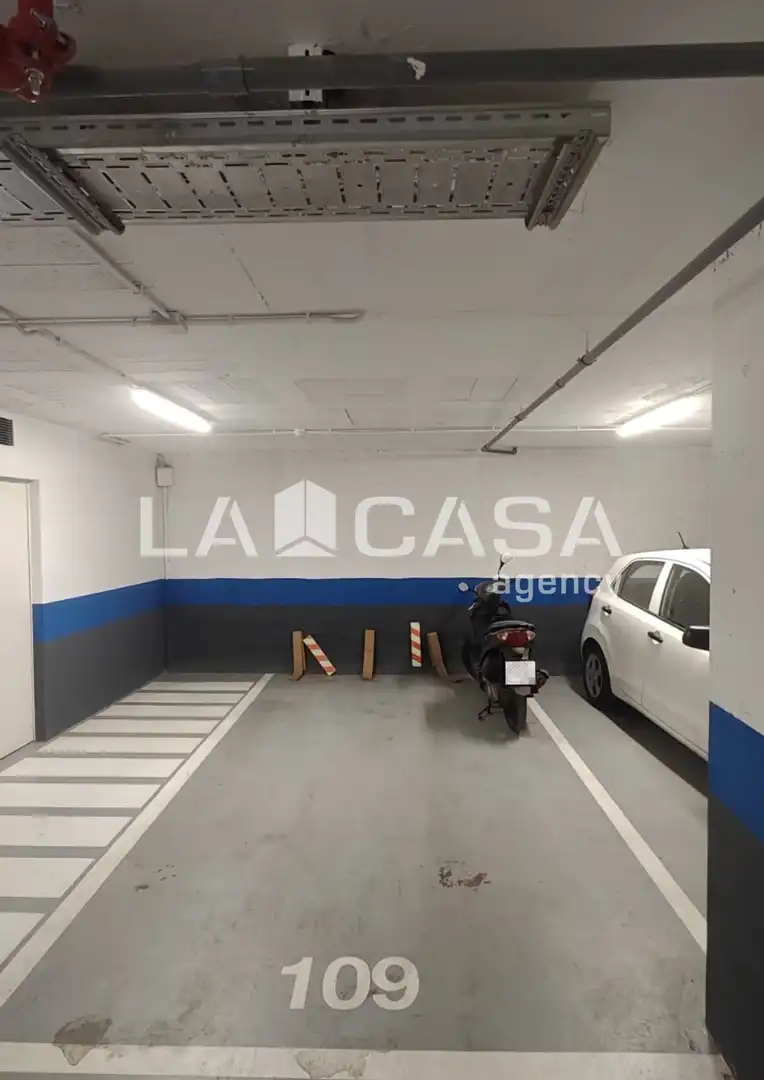 Aparcament de Pis en venda en Badalona amb Terrassa, Traster i Balcó