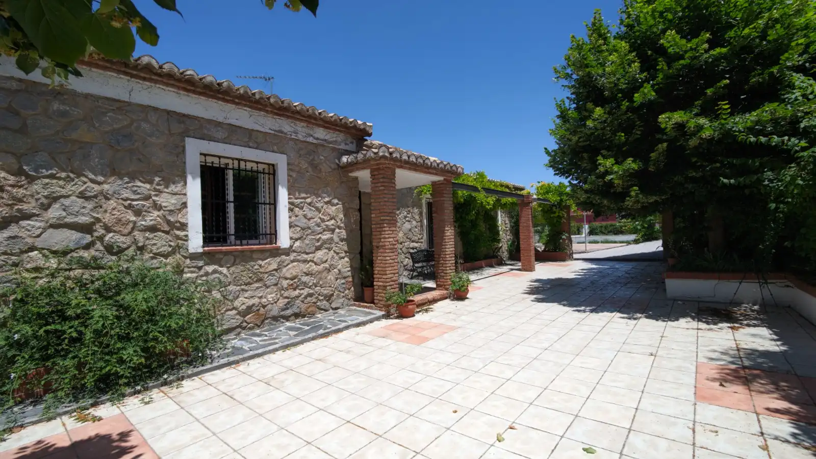 Vista exterior de Casa o xalet en venda en La Zubia amb Aire condicionat, Jardí privat i Traster