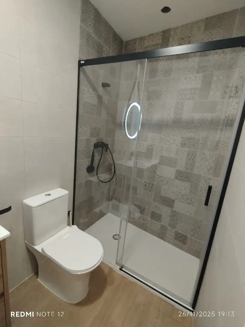 Baño de Piso de alquiler en Castilleja de la Cuesta con Aire acondicionado, Calefacción y Amueblado