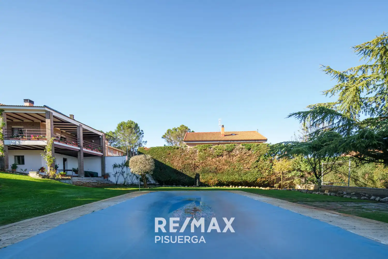 Vista exterior de Casa o xalet en venda en Tudela de Duero amb Calefacció, Jardí privat i Terrassa