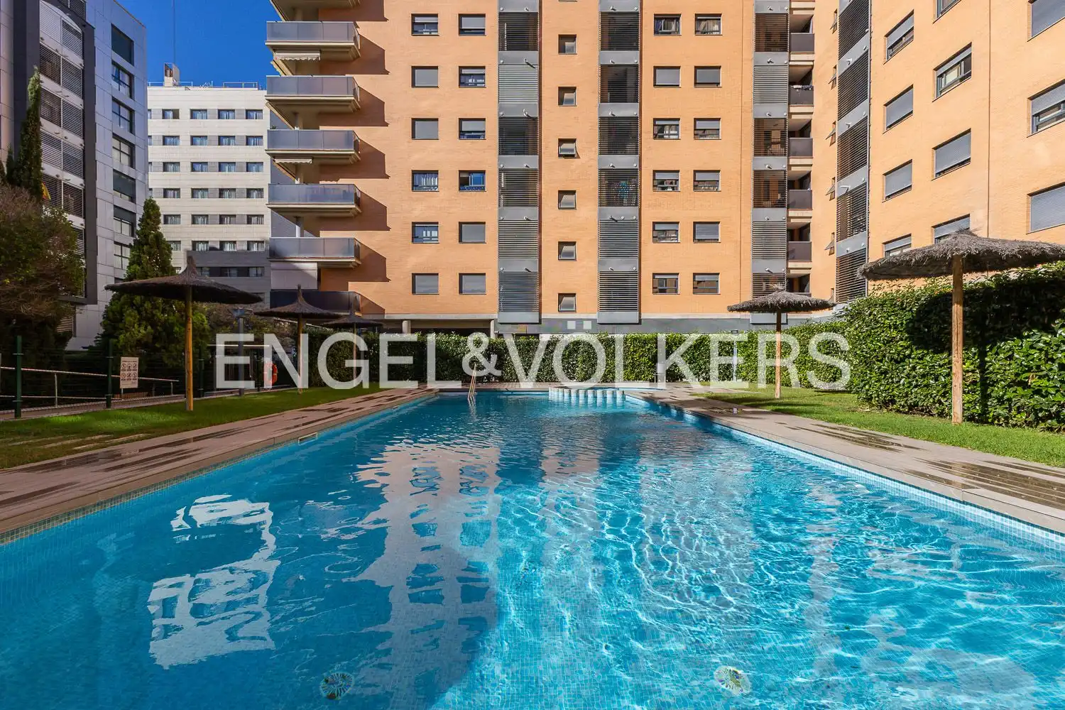 Schwimmbecken von Dachboden zur Miete in Valencia mit Klimaanlage, Heizung und Parkett