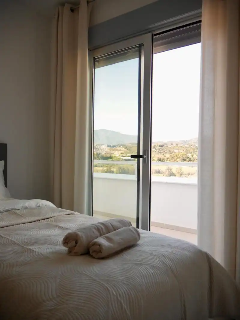 Habitación de Apartamento de alquiler en Estepona con Aire acondicionado, Terraza y Piscina