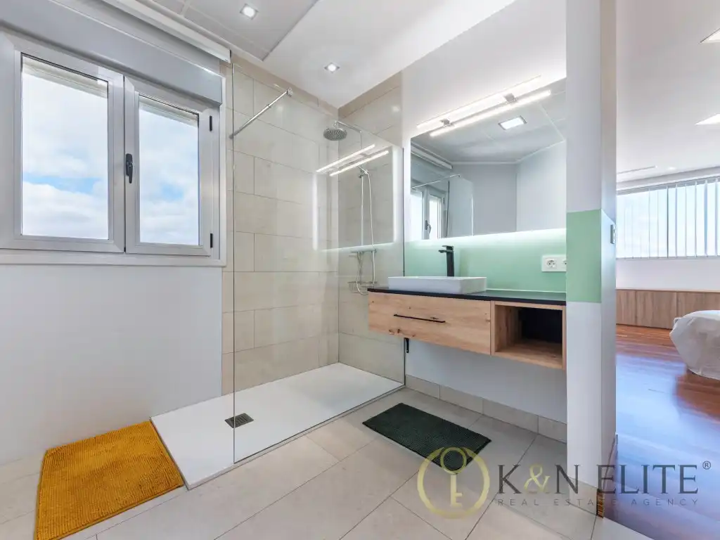 Bathroom of Houses for sale in Petrer  with Air Conditioner, Private garden and Swimming Pool