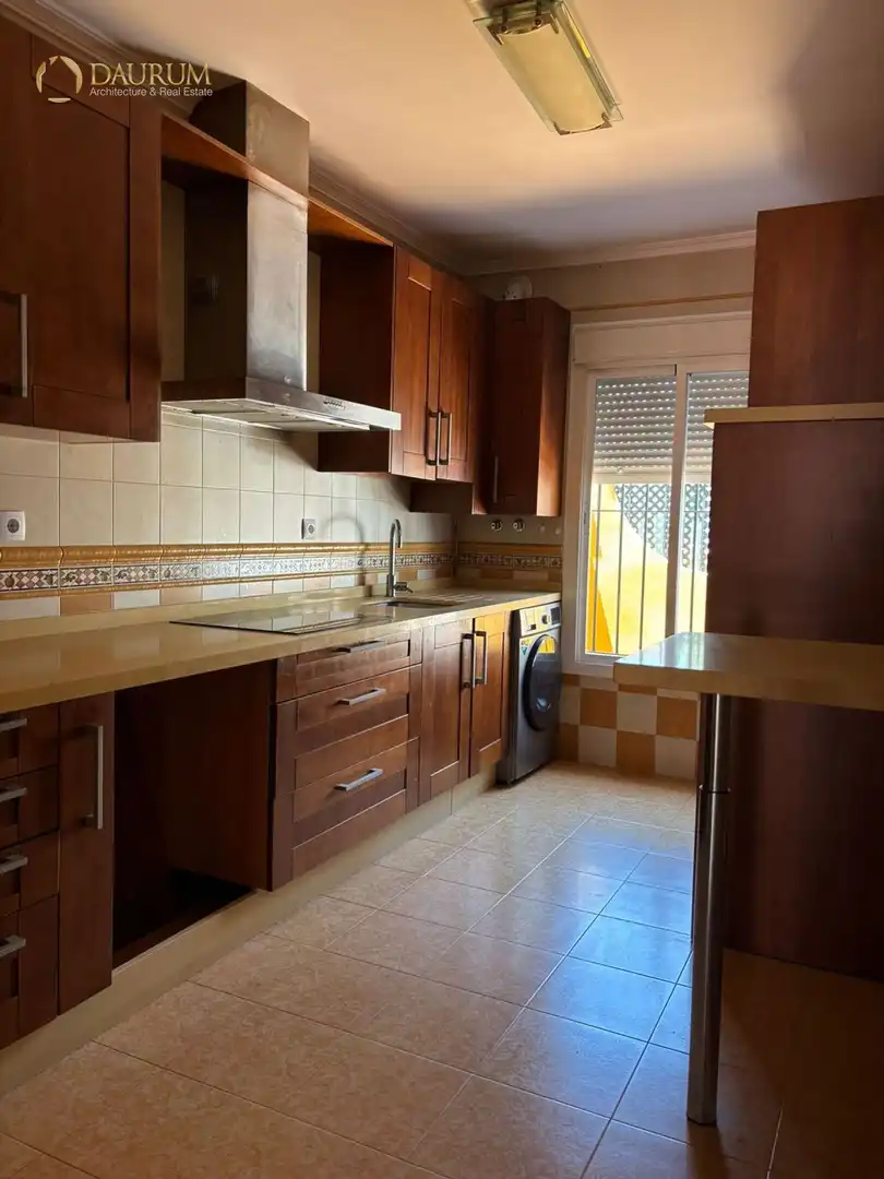 Cuina de Casa adosada en venda en La Rinconada amb Aire condicionat, Terrassa i Moblat