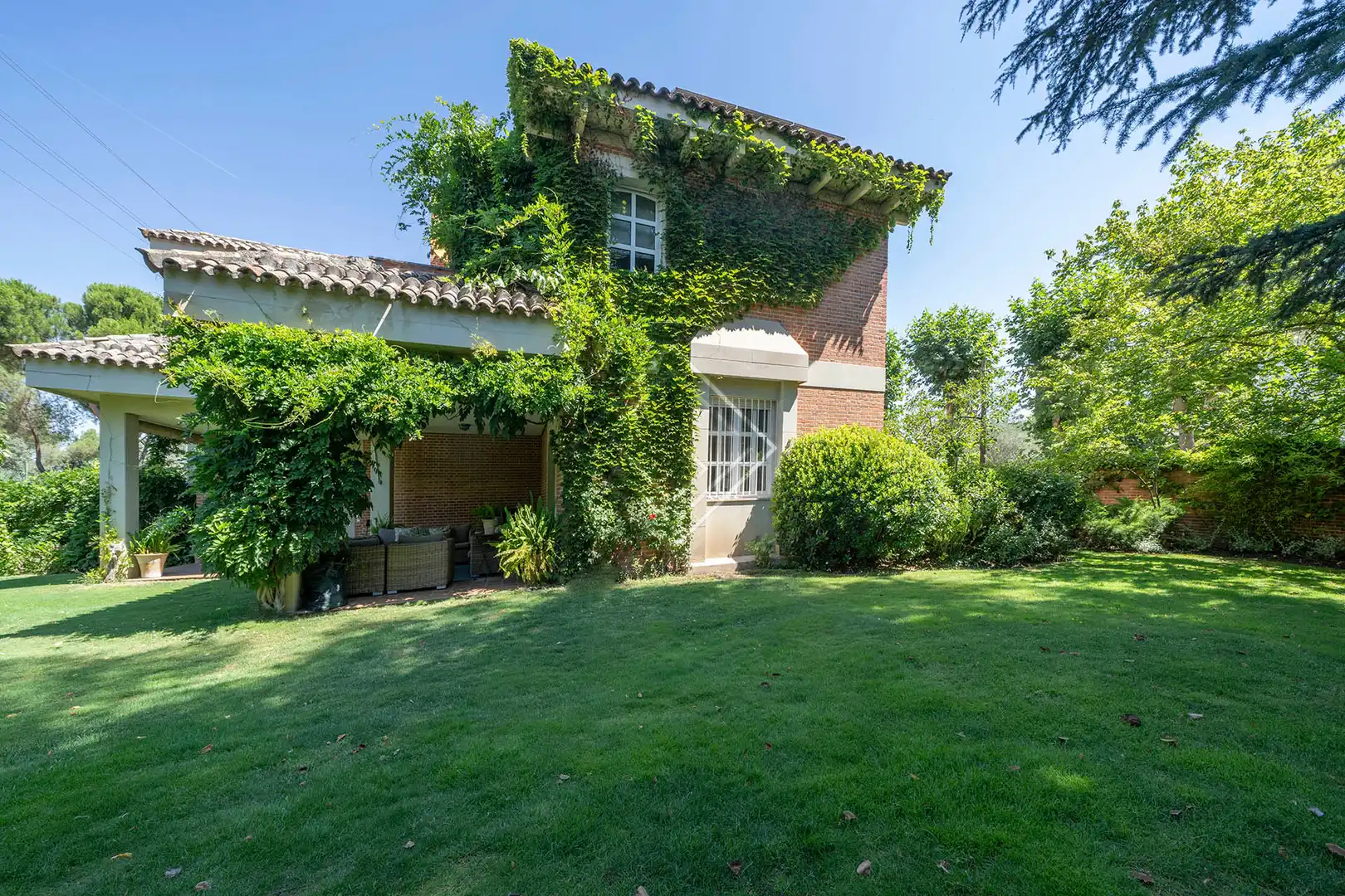 Detached house with pool for sale in Moncloa - Aravaca
