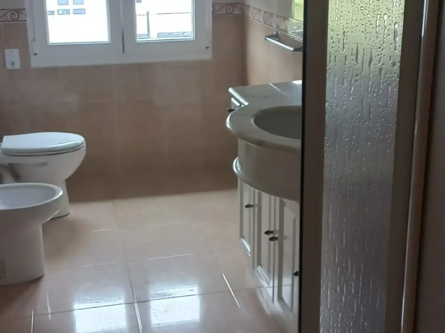 Badezimmer von Dachboden zur Miete in Santiago de Compostela  mit Terrasse, Abstellraum und Schwimmbad