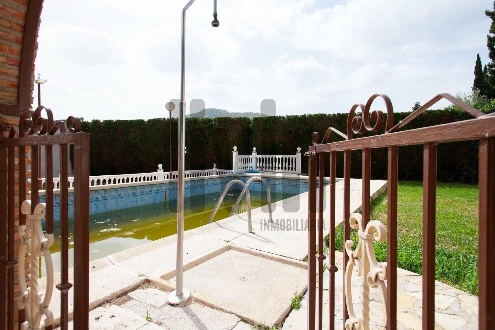Piscina de Casa o xalet en venda en Jaén amb Aire condicionat, Calefacció i Jardí privat