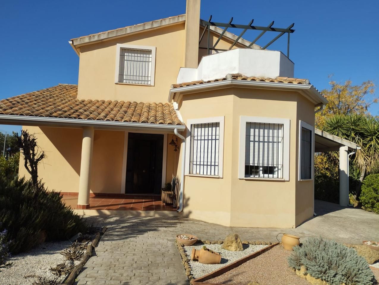 Vista exterior de Casa o xalet en venda en La Carlota amb Aire condicionat, Jardí privat i Terrassa