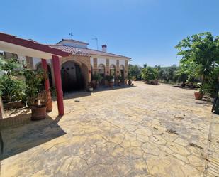 Vista exterior de Casa o xalet en venda en Fernán-Núñez amb Aire condicionat, Jardí privat i Terrassa