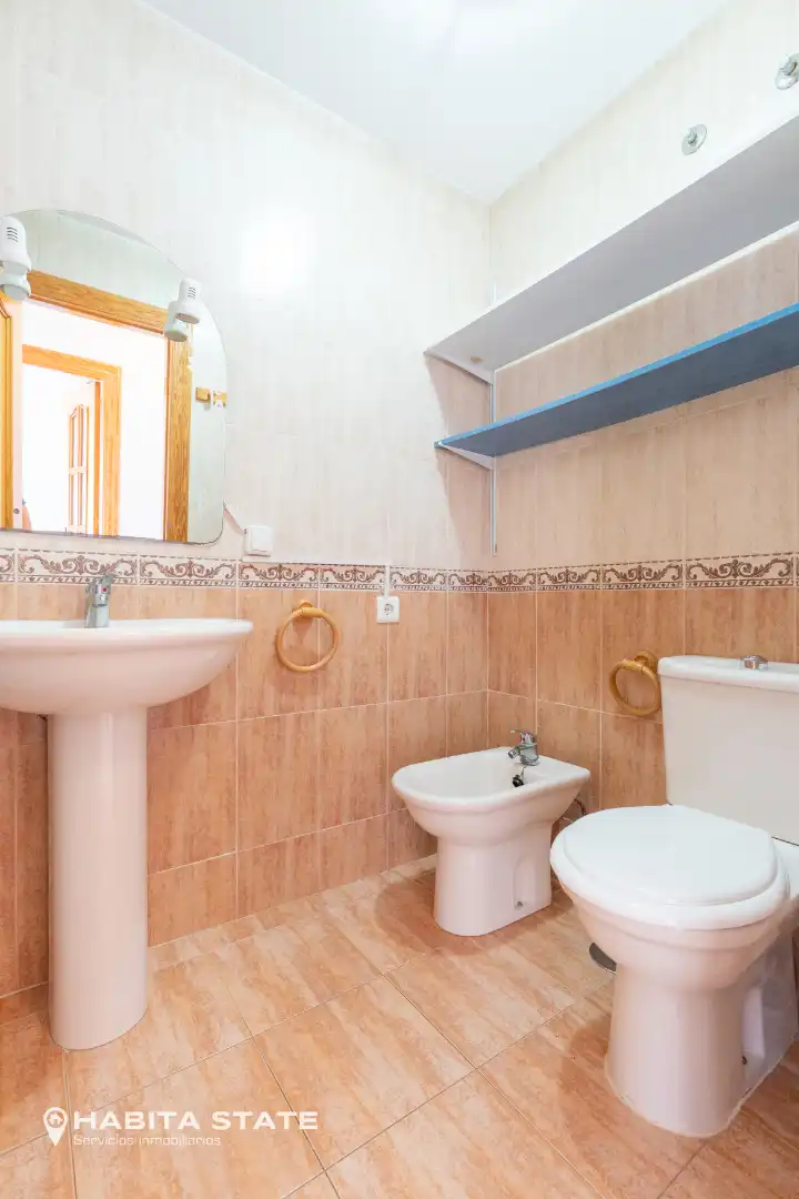 Baño de Piso en venta en Roquetas de Mar con Aire acondicionado, Amueblado y Balcón