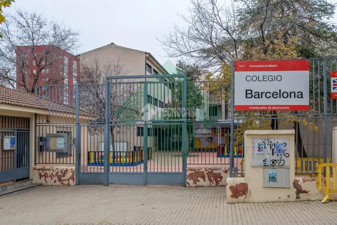 Vista exterior de Piso en venta en Madrid con Calefacción