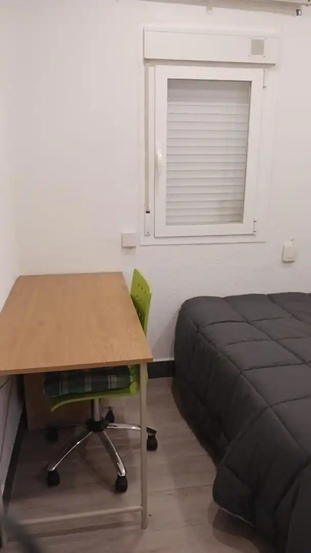 Dormitori de Apartament de lloguer en Madrid amb Moblat, Forn i Rentadora