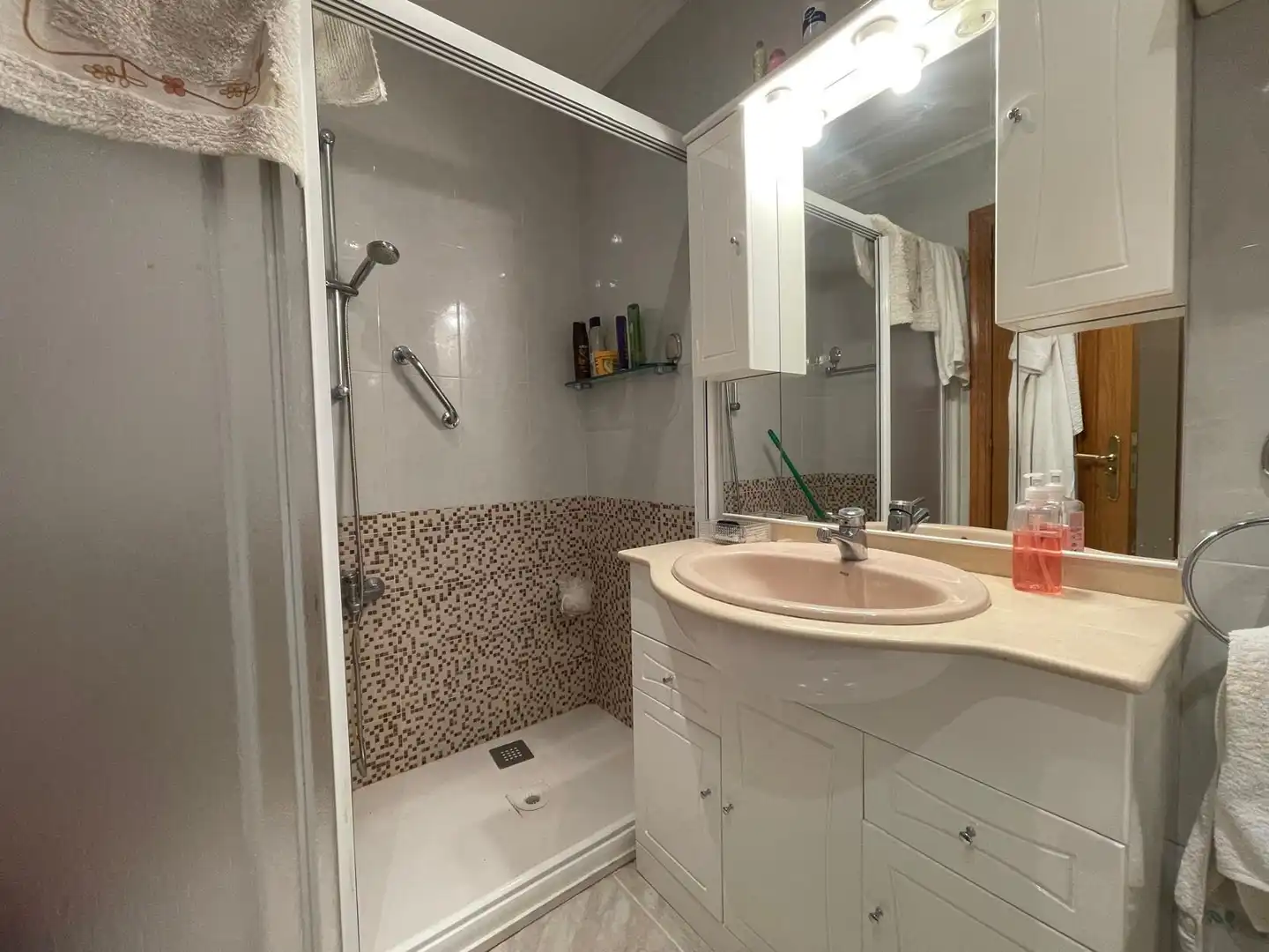Baño de Piso en venta en Ponferrada con Calefacción, Terraza y Trastero