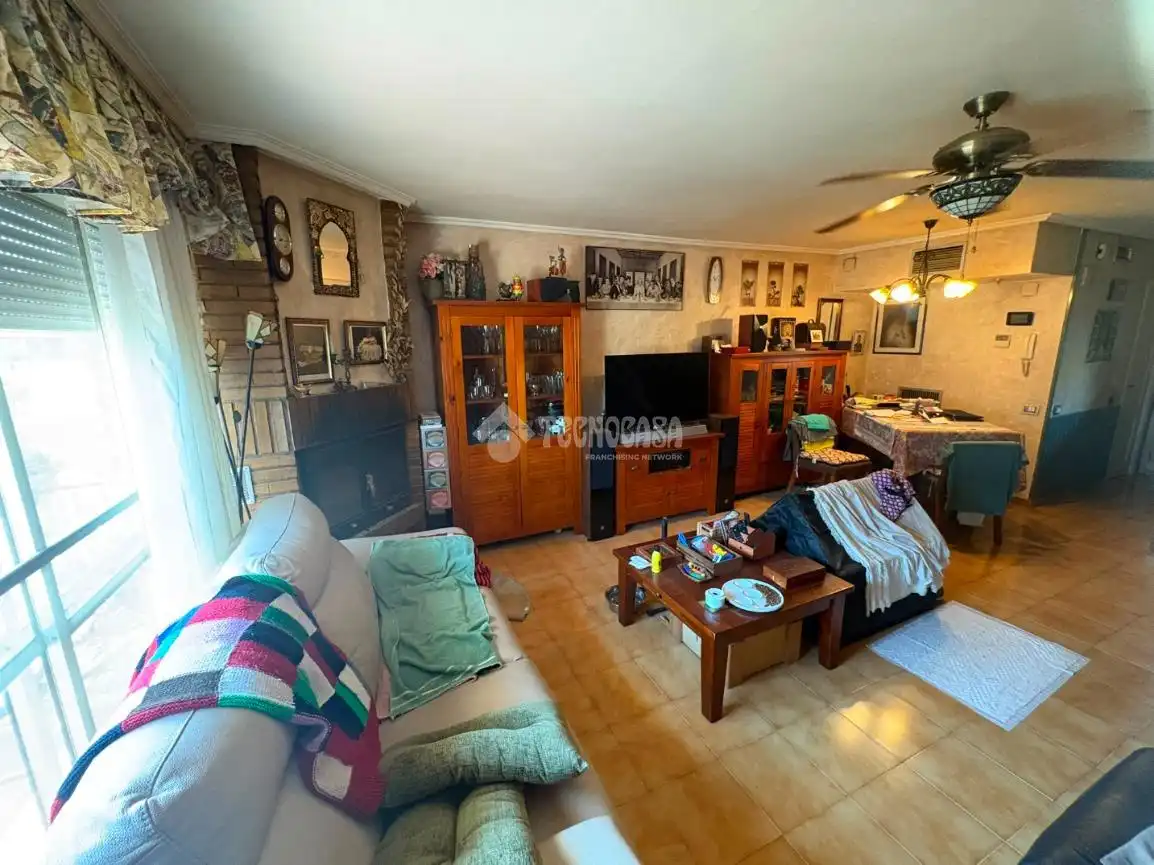 Sala d'estar de Casa adosada en venda en Zaragoza amb Aire condicionat i Piscina comunitària