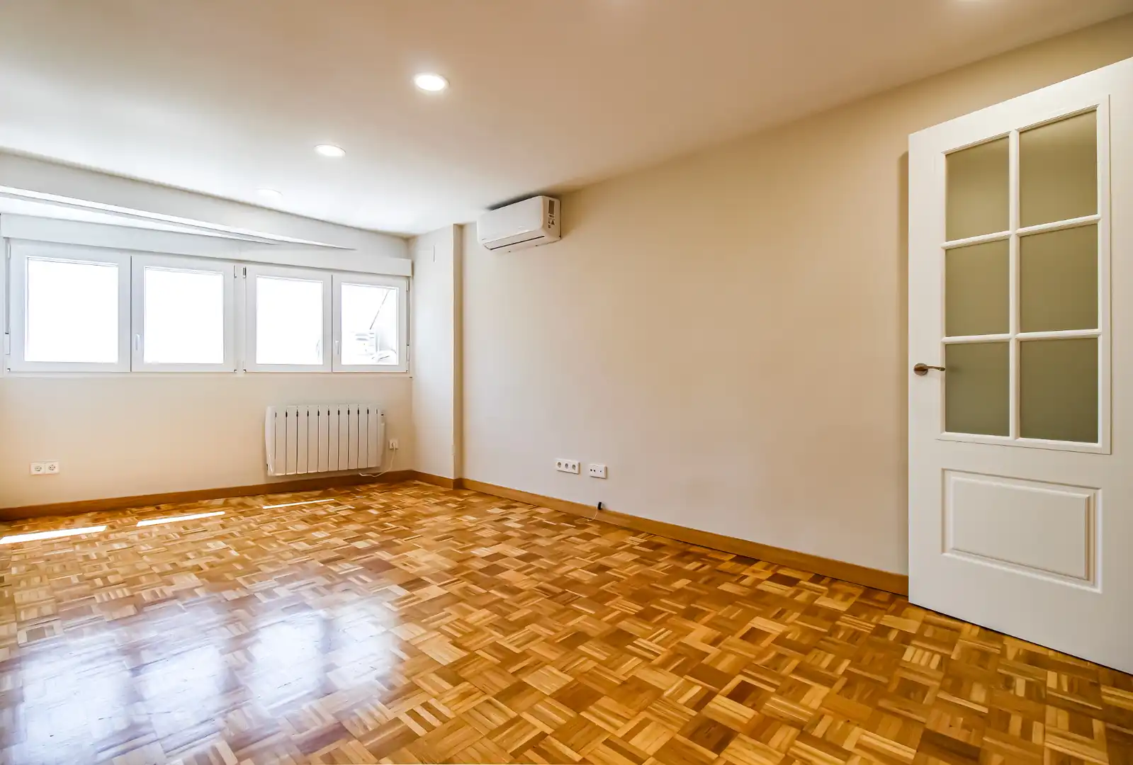 Bedroom of Flat for rent in Madrid  with Air Conditioner, Heating and Storage room