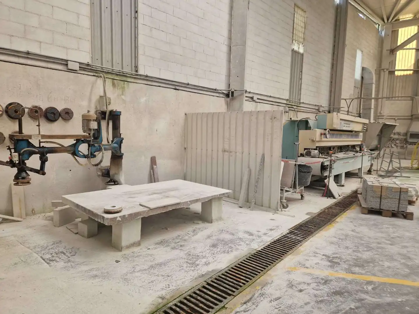 Industrial buildings for rent in Noia