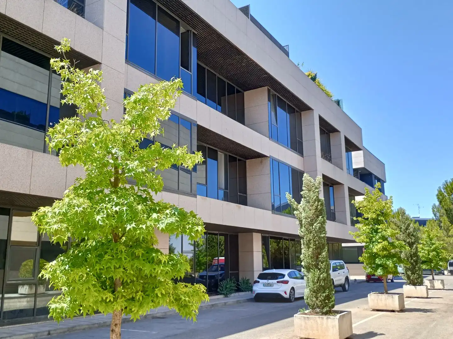 Vista exterior de Oficina en venda en San Sebastián de los Reyes amb Terrassa